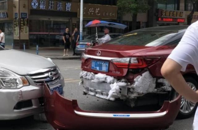 雷克萨斯ES后防撞梁是泡沫？真相打脸，别再无脑黑日系车不安全