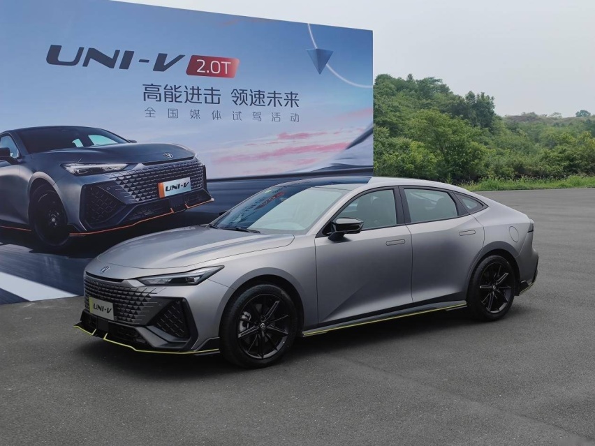 试驾官丨评测长安UNI-V 2.0T，国产运动轿车终于没有样子货了