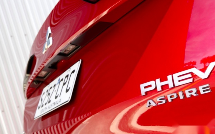 海外实拍三菱欧蓝德PHEV，约31.6万起，国内或年内上市