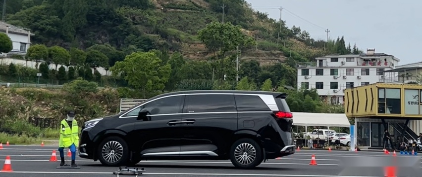 2款顶流奶爸MPV主动刹车实测，赛那与腾势D9谁更靠谱？