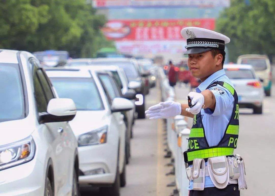 闯红灯一下6分没了驾驶本真不够扣，交警通知：驾驶证也能加分了