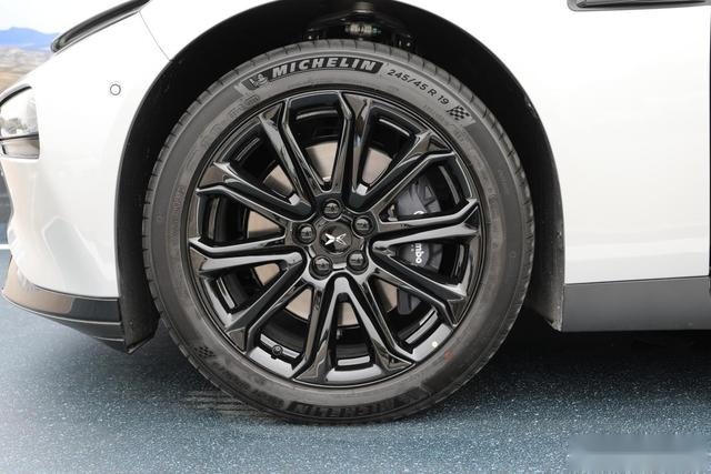 试驾｜4.3秒破百，智能轿跑小鹏P7单挑特斯拉Model S