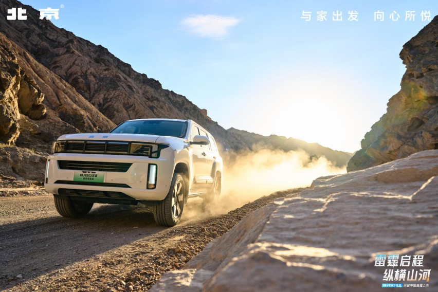坦克500hi4-T遇到狠角色，BJ60雷霆强势来袭