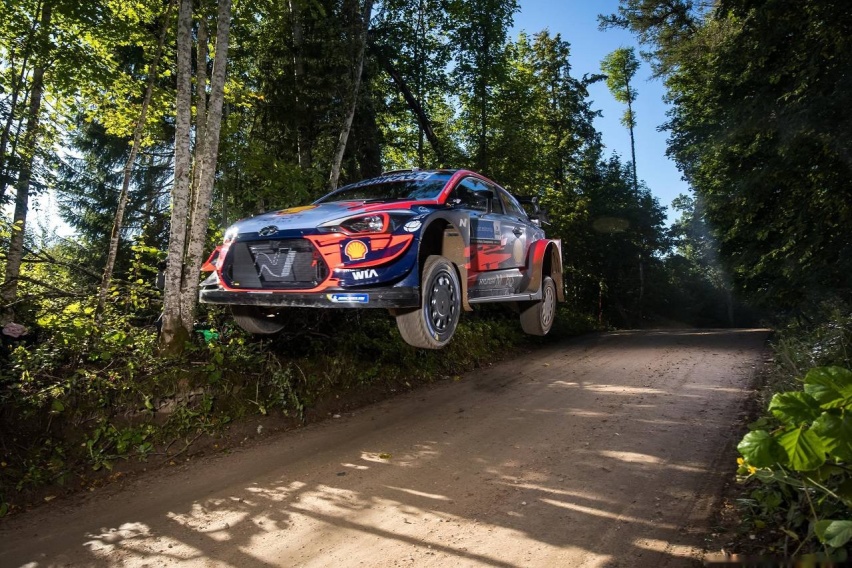 2.现代汽车i20 WRC Coupe赛车驰骋赛道.jpg