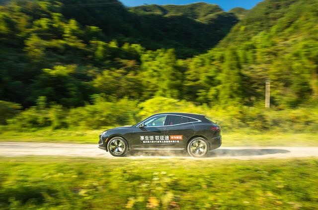 平衡生活与远方，跟赛力斯车友探寻金佛山的绝壁栈道