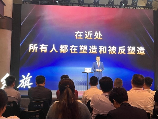 普通人如何“与时代同行”？红旗x得到给予我们启发