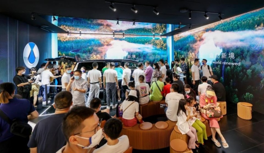 腾势D9“新空之境”智臻空间艺术展“引爆”成都春熙路