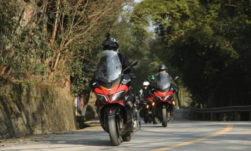 入门运动大踏板摩托，阿普利亚SRMax250车主这样评价