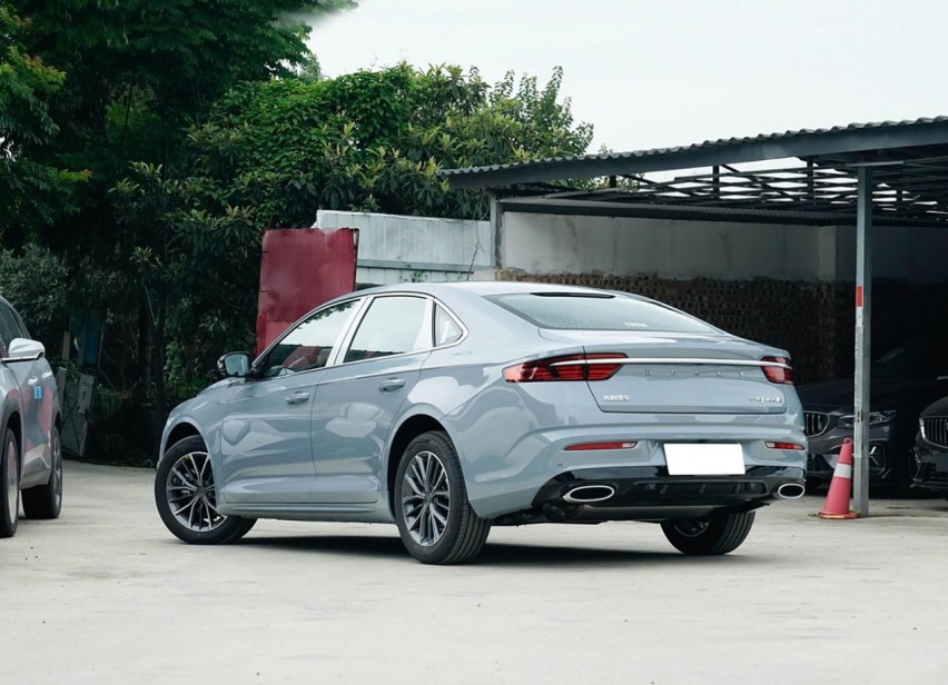 吉利旗下旗舰的燃油轿车，2.0T还不到13万，有沃尔沃的底子