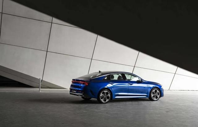 8年老车主试驾全新K5（凯酷）：最美韩系车的颠覆新生