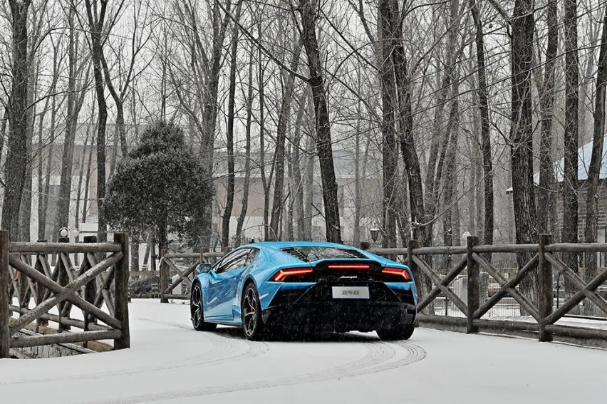 雪中驭牛 ｜ 兰博基尼 HURACAN EVO RWD