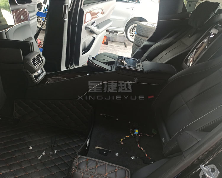 体验迈巴赫GLS600陆地头等舱行政座椅/折叠小桌板 体验你的舒适区