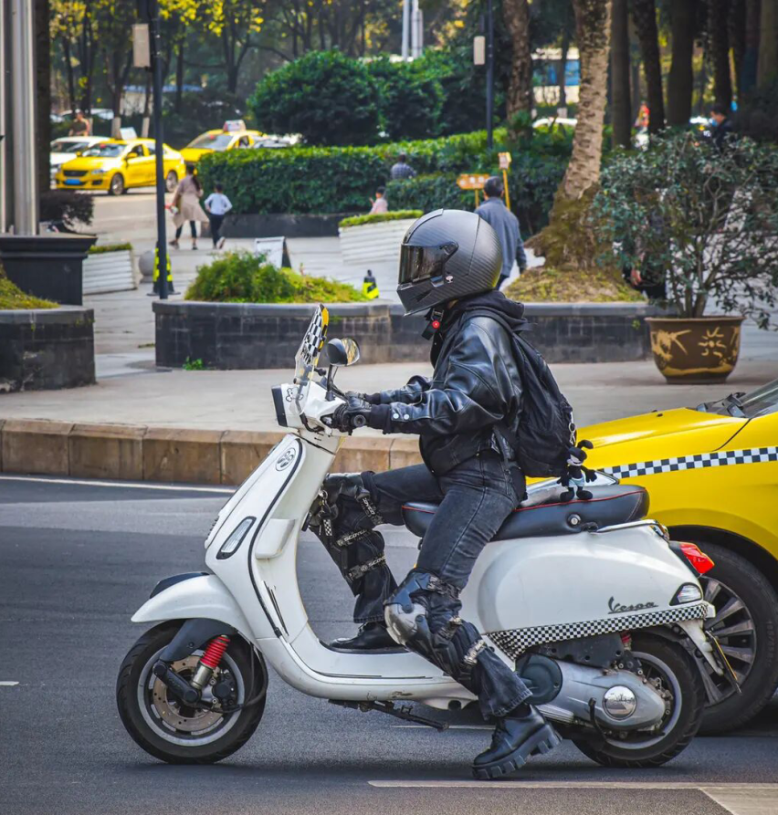 摩托车上路骑行如何更安全？老司机都靠这5点，才能长久骑车