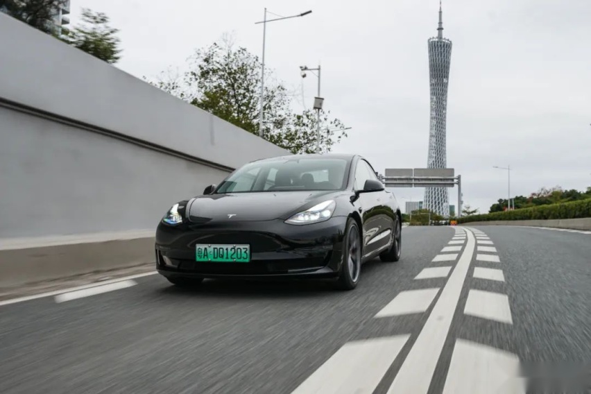 试驾特斯拉Model 3高性能版,比钢炮们滑溜的线性最让人欲罢不能