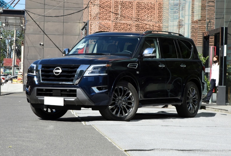 车长超5米3，后排座椅可放平，搭载5.6L V8引擎，气场比奥迪Q7强