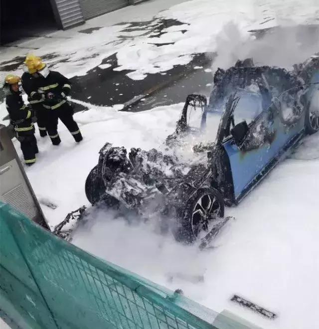 特斯拉自燃了 我们就不能买电动汽车了?