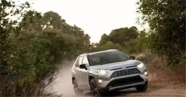 一汽丰田新RAV4实车亮相，搭载混动系统，还买什么大众途观L