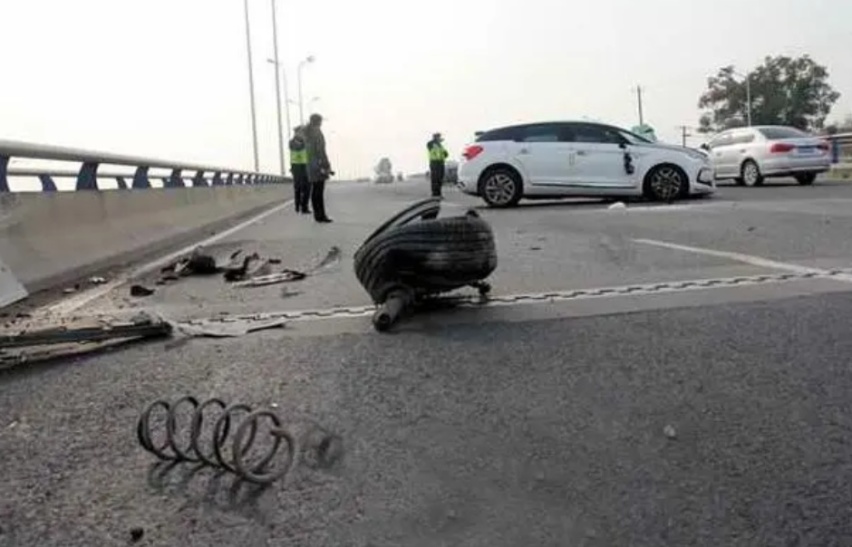 道路有坑导致爆胎只能自认倒霉？做好这几点，试试找路政赔偿！