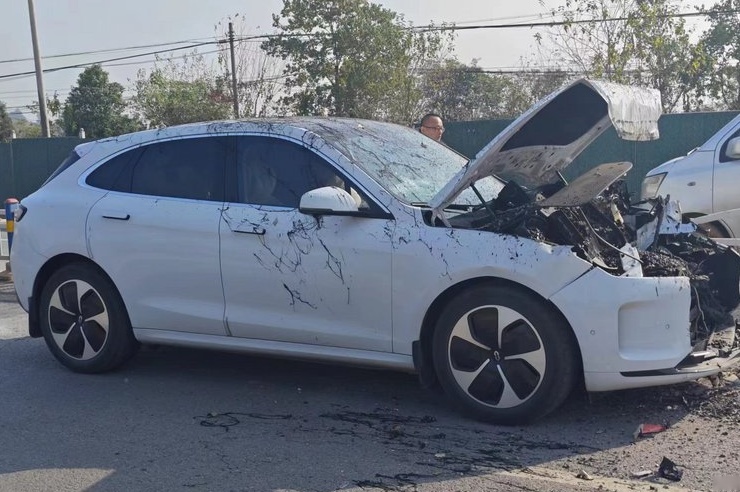 问界M5正面撞击行车道静置施工车：撞击力度很大，车辆几乎全损