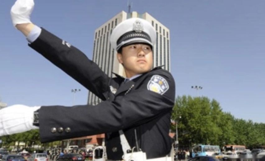 交警手势你还记得多少？2分钟让你记住交警手势
