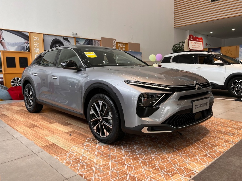 实拍2023款凡尔赛C5 X：除了出众的颜值，科技配置进一步升级！