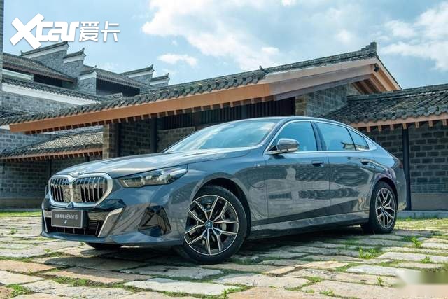 标杆之作——全新BMW 5系油电齐发 双轴并推