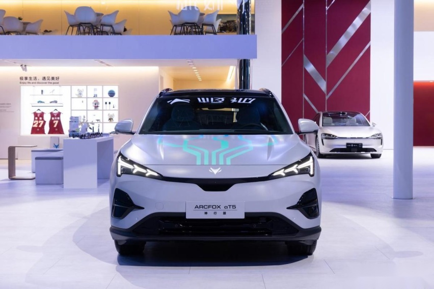 超闪充C级大空间SUV 极狐新阿尔法T5荣耀上市