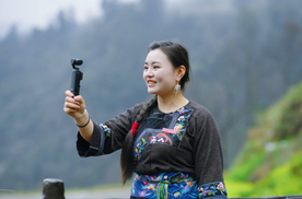 她的山路，她的光芒：十八洞村的苗族姑娘