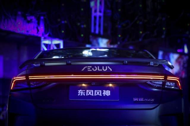 战斗数值拉满 东风风神暗夜·奕炫MAX上市 售价12.79-13.79