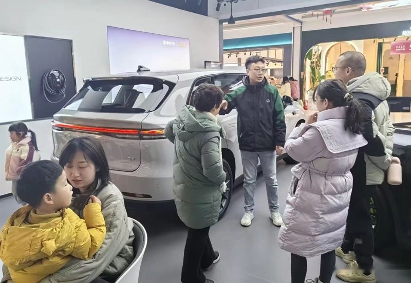 零跑门店人气旺！零跑C10和宋PLUS，到底该选谁？
