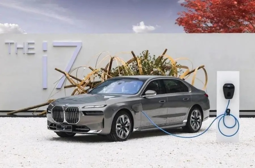 【e汽车】“最强BMW i7”强在哪？只有试了才知道