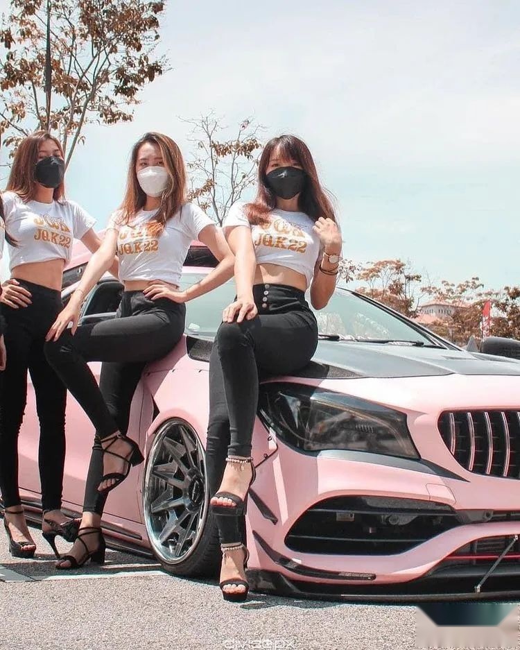 宽体+防滚架的粉色奔驰CLA，妥妥的自带美女上车功能