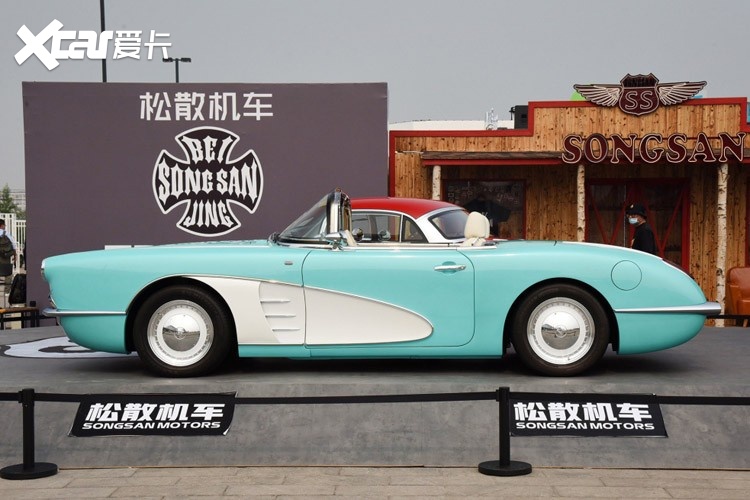 该车采用硬顶敞篷设计,只有2座布局,复古的造型和鲜艳的车身形成强烈