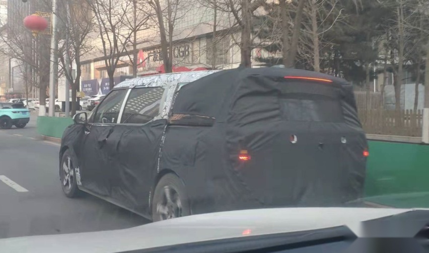 MPV市场新面孔！极氪002更多谍照曝光，纯电续航或超700km