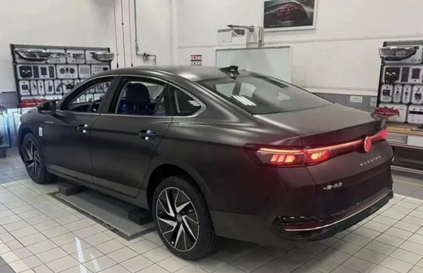 全新一代大众迈腾实车曝光，新增1.5T，配发光logo