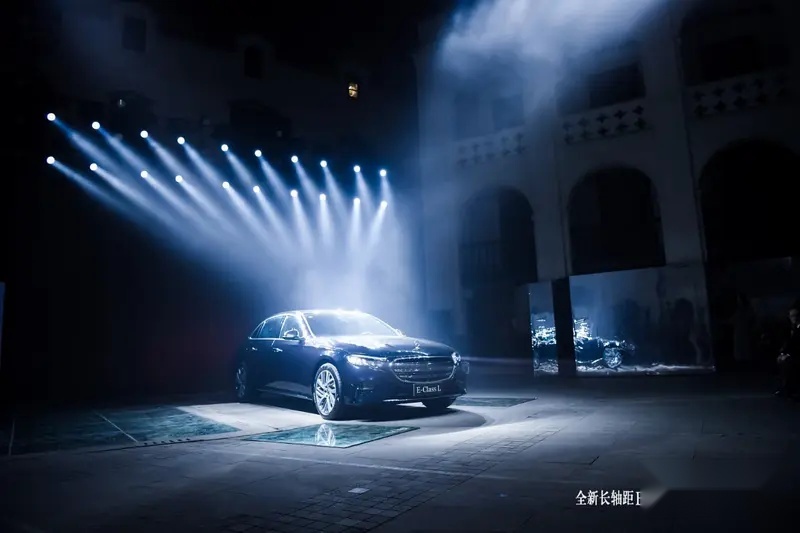夜晚建筑亮着灯的汽车 中度可信度描述已自动生成