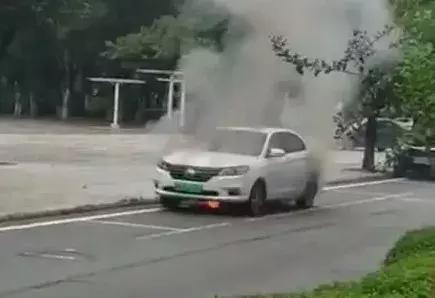 特斯拉自燃了 我们就不能买电动汽车了?