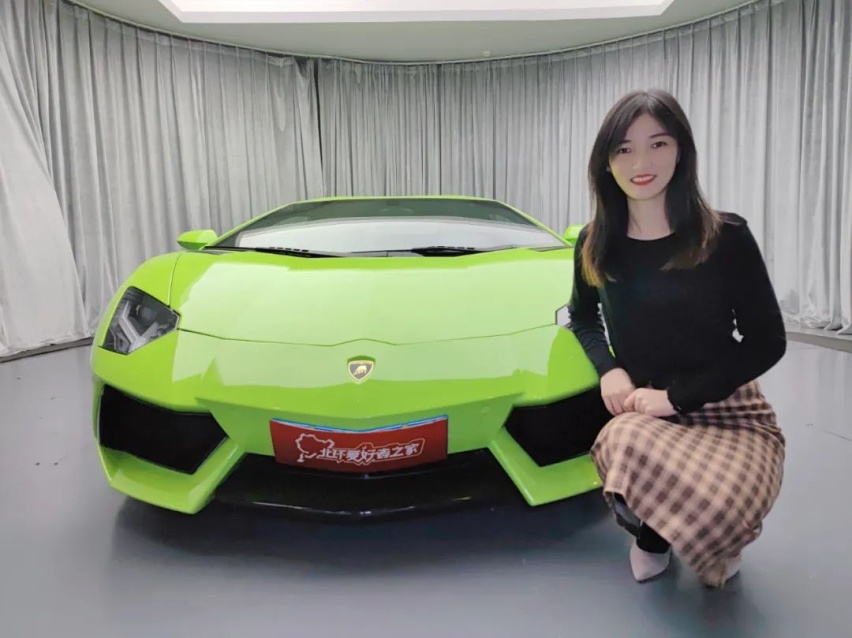 兰博基尼Aventador LP700-4半价！男生眼里的大牛女生眼里是什么？