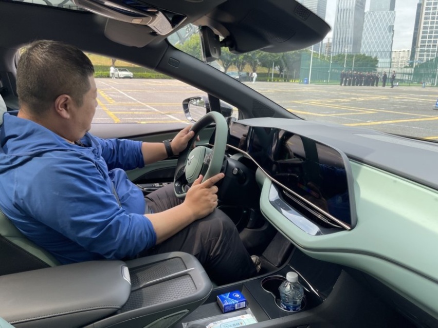 看红旗新能源、能否旗开得胜——红旗EH7纯电新能源轿车上市