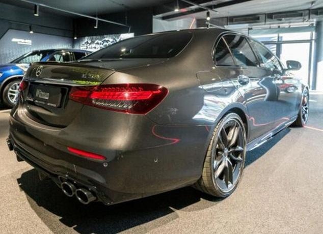 新款奔驰AMG E53海外实拍图 百公里加速仅4.4s