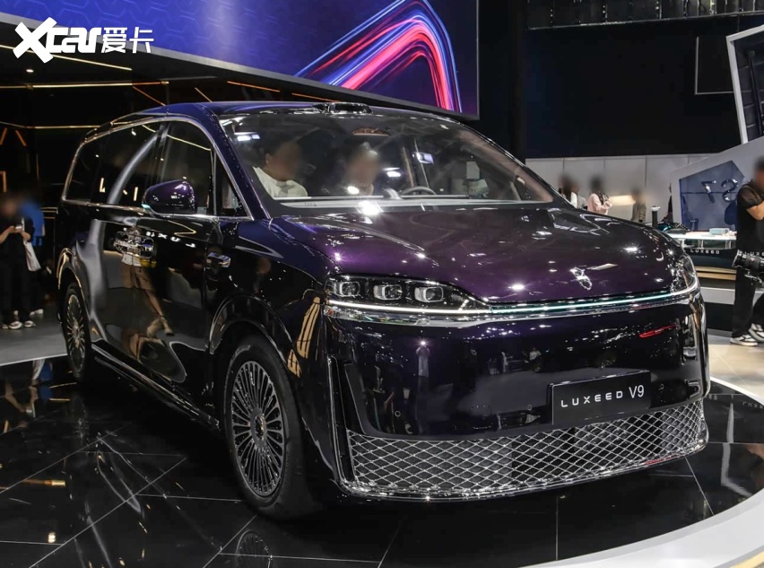 享界V8挂“家庭”牌，实车像商务接待，长超5米3，到底卖给谁？