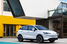 俗称小Model 3的哪吒V跨界上市 5.99万起与燃油车血