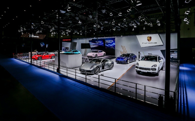 保时捷携全新Taycan与结晶腐蚀版911艺术车亮相成都车展