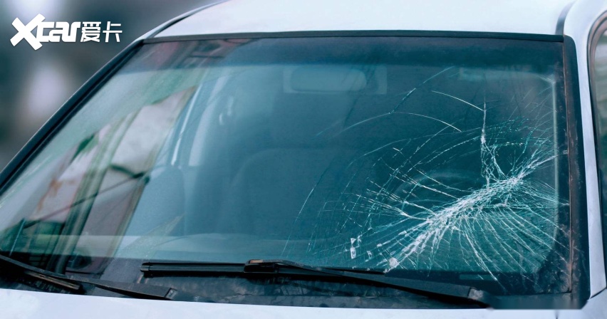 2000块的挡风玻璃被前车崩碎了他该赔钱吗