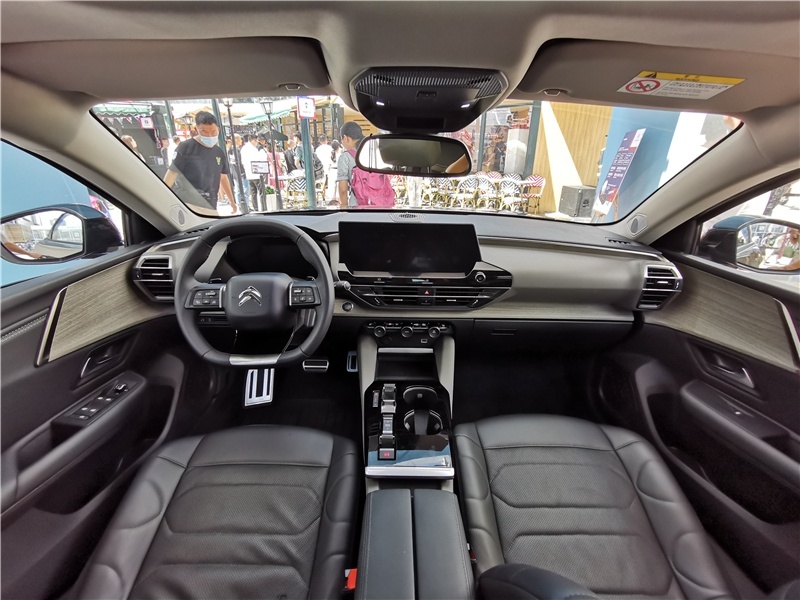 静态实拍凡尔赛C5 X，一种轿车+SUV+旅行车的新品类？