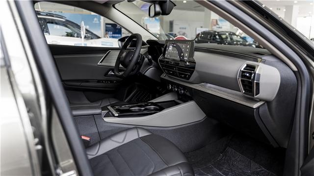 探店凡尔赛C5 X：预售14.37万起，一台设计惊艳的车