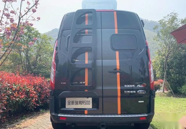 GL8靠边站！这款才是真正旅行神车，车内2张床，配马桶和浴室