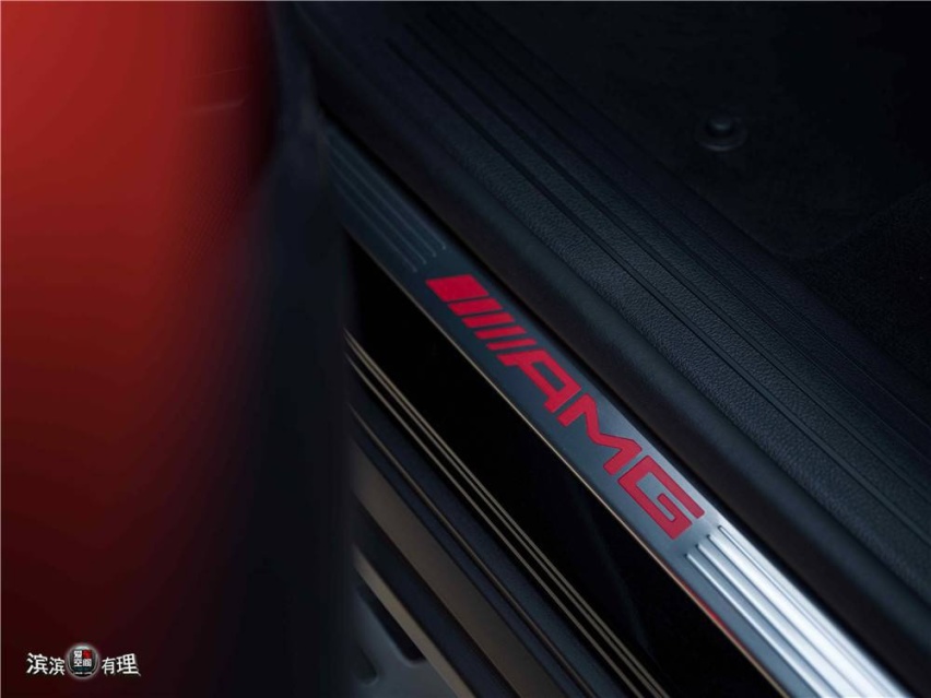 07.梅赛德斯-AMG GLE系列纪念版车型带“梅赛德___斯-AMG”字样的专属照明迎宾踏板散发夺目的红___色光芒，以昂扬热情迎接驾驶者的到来_副本.jpg