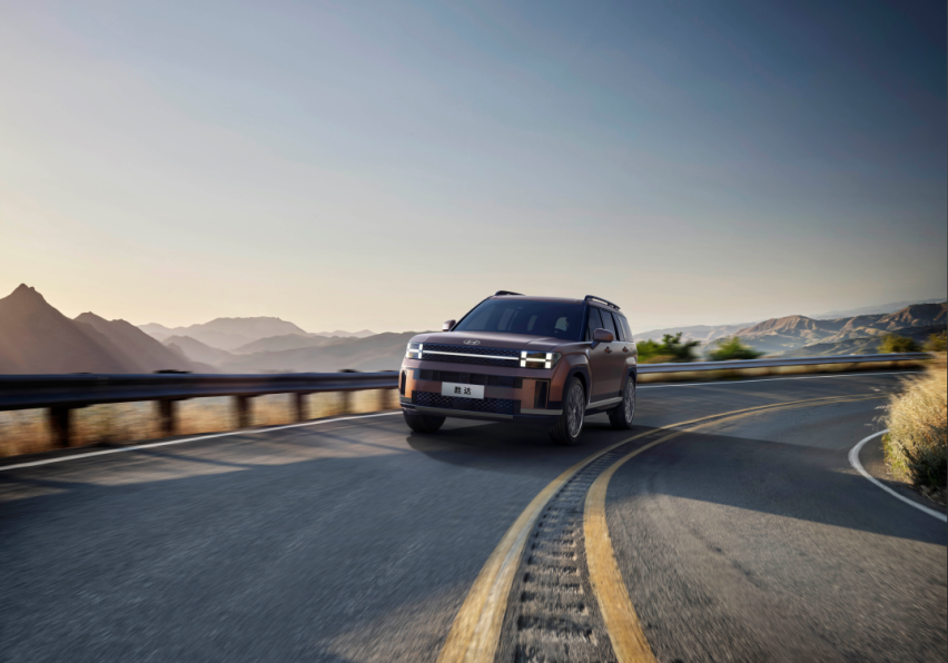 同为中型SUV，第五代胜达与大众途观L，谁更值得买？