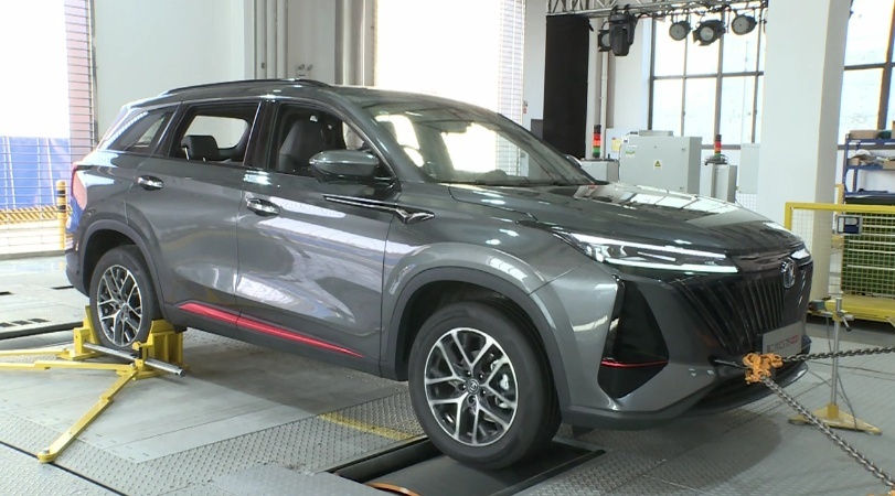 实测油耗6.8L，比机器人还牛，第二代CS75PLUS真这么省？